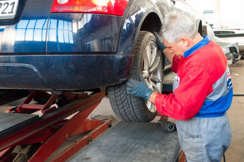 boutique-LA BASTIDE-min_auto_repair_repair_lift_auto_mechanic_work_clothes_master_professional_man_of_the_fold-685629