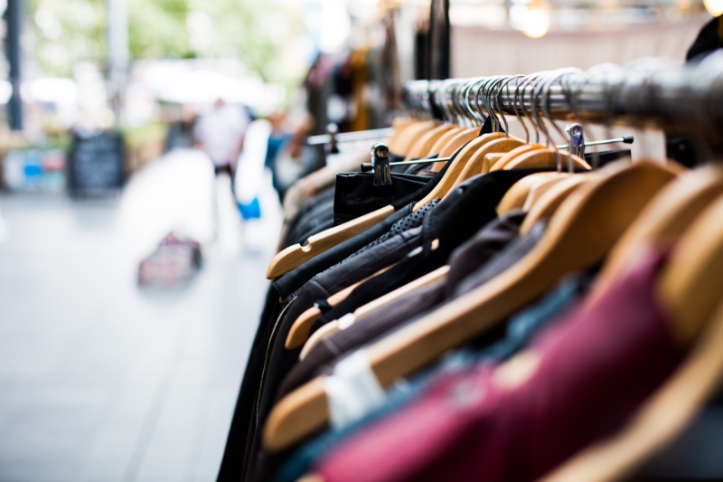 boutique-LA BASTIDE-min_blur_close_up_focus_hanger_jacket_market_people_rack-1176303