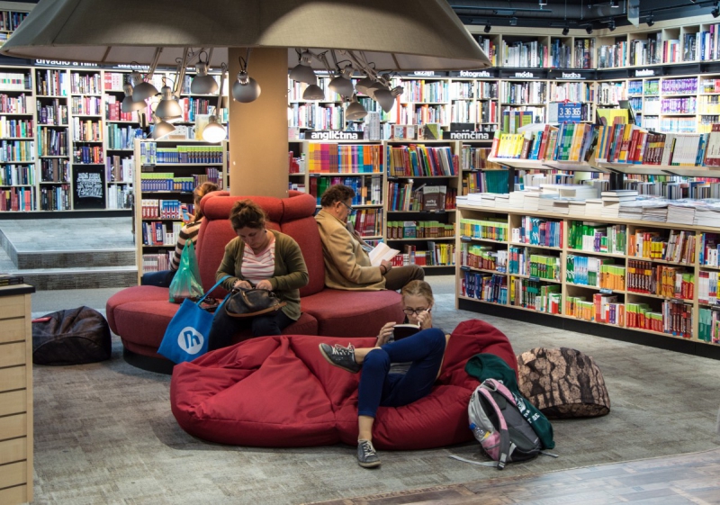 boutique-LA BASTIDE-min_books_bookstore_book_reader_readers_reading_shop_sale_books-849006