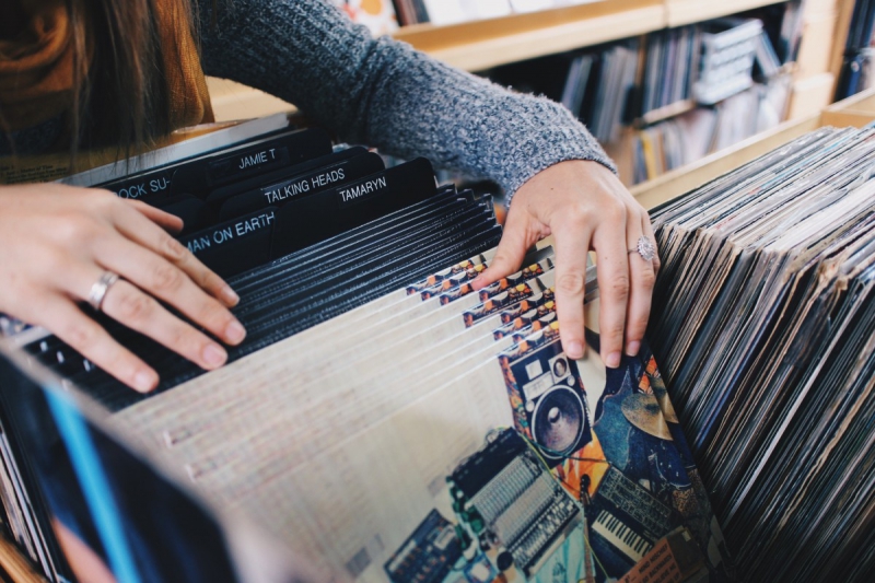 boutique-LA BASTIDE-min_vinyl_records_store_shopping_retro_music_audio_album_rock-684576