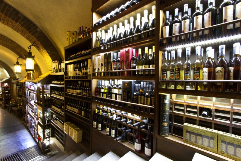 boutique-LA BASTIDE-min_world_street_travel_shop_canon_georgia_wine_bottles-429767